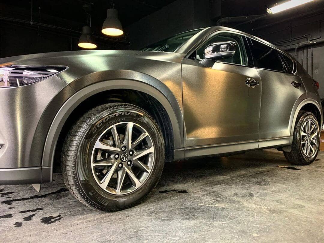 Mazda CX-5 vinilado en gris metalizado sin brillo en el taller de XWrap en Valencia