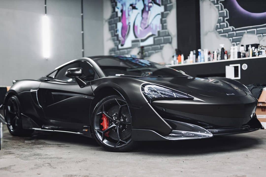 McLaren 600LT con vinilo negro trabajado por XWrap en su taller de Valencia