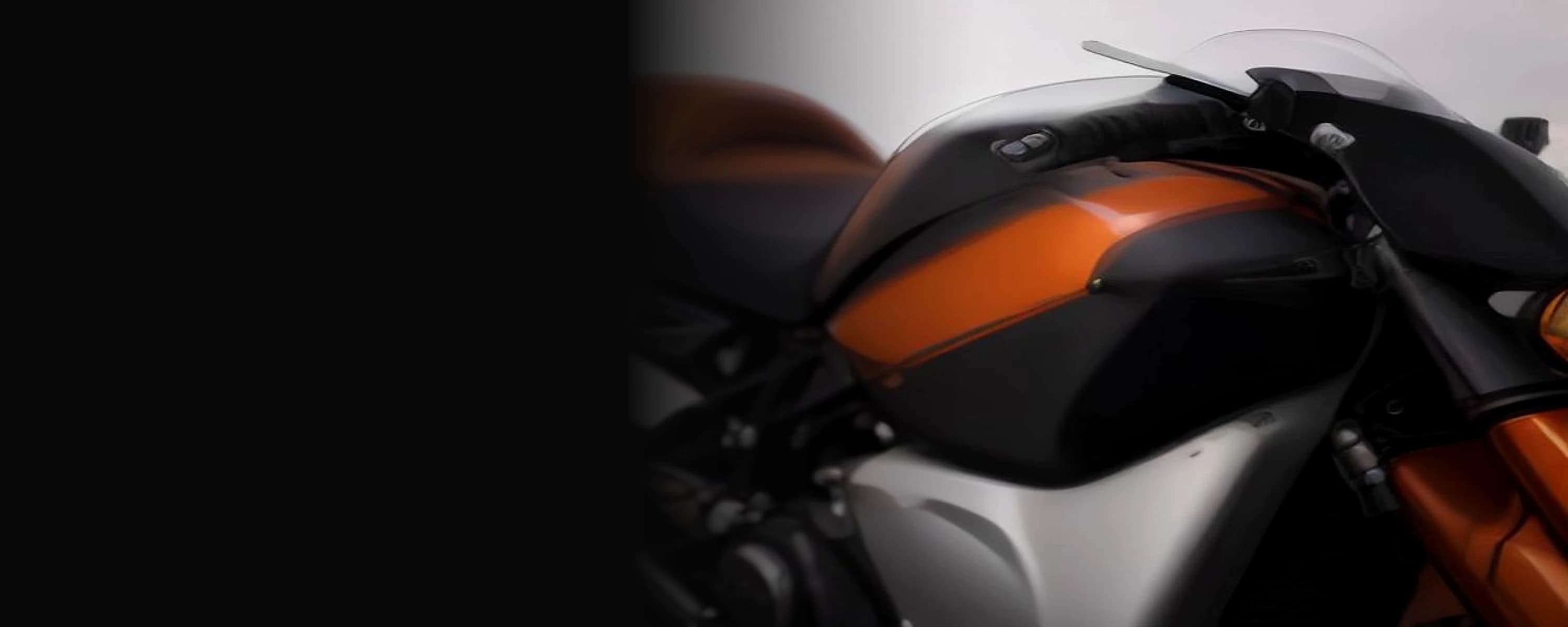 Primer plano del depósito y el carenado de una moto con vinilo naranja satinado y negro