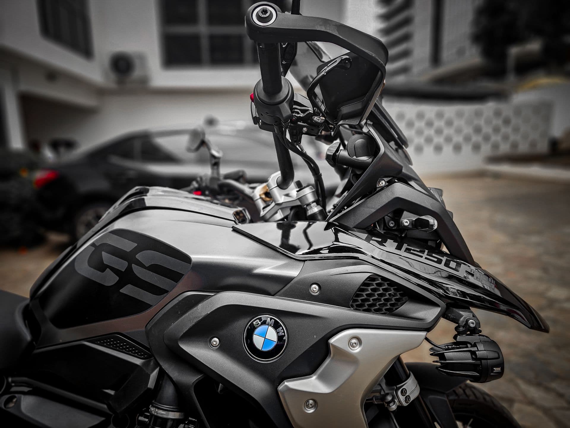 Depósito con el logotipo GS, carenado frontal y cúpula de una BMW R 1250 GS negra