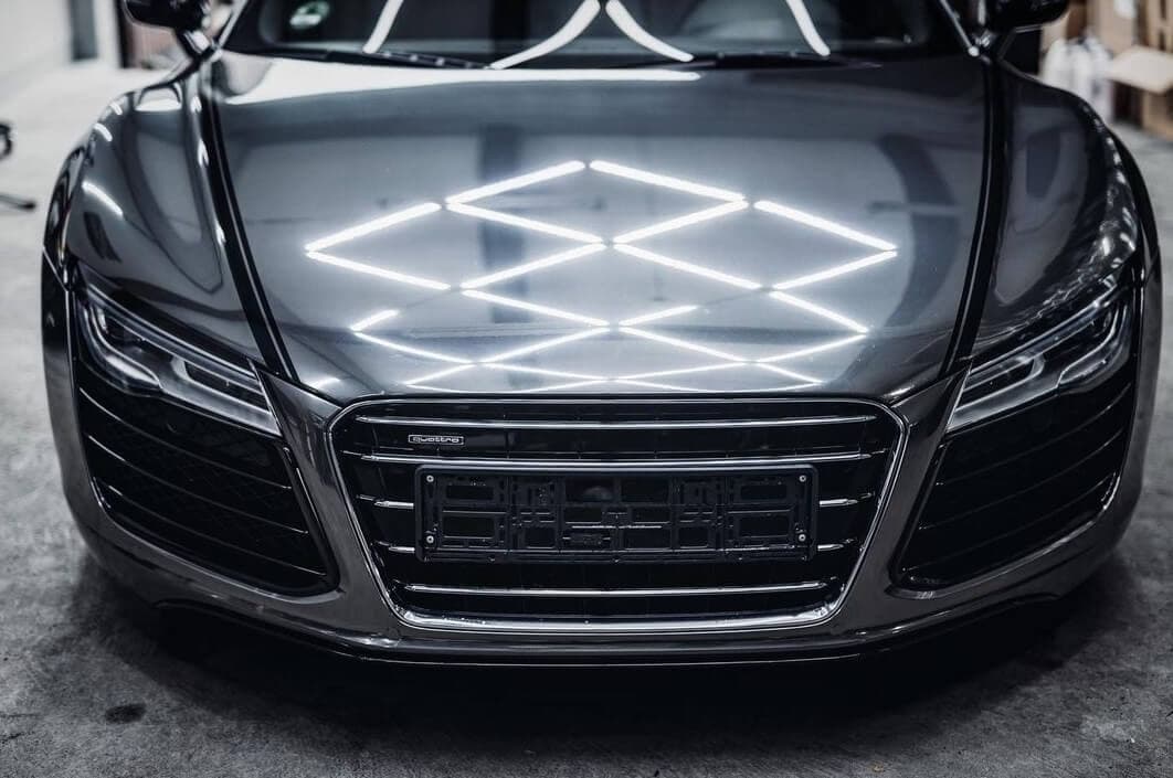Frontal del Audi R8 después del vinilado integral en gris