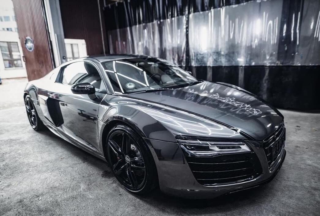 Audi R8 con vinilo gris metalizado terminado en el taller XWrap Valencia