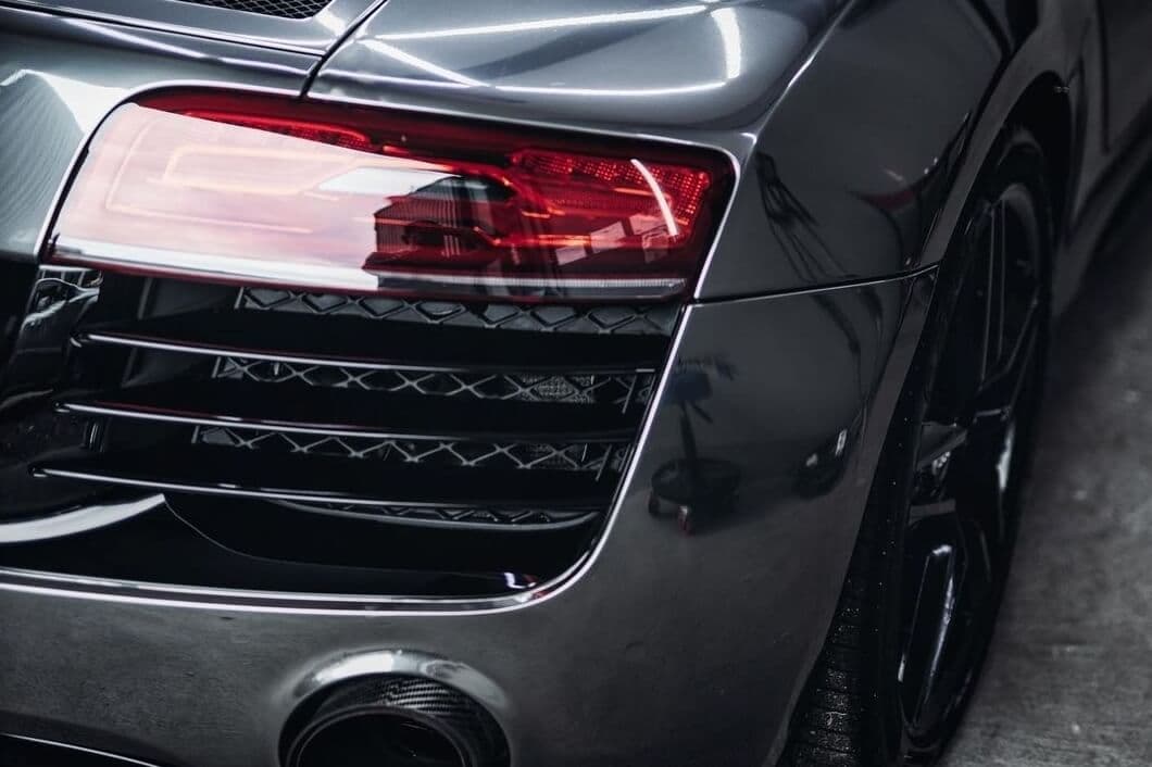 Parte trasera del Audi R8 vinilado con detalle del piloto y el escape