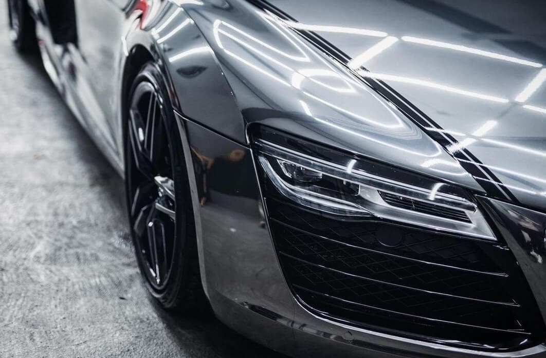 Ángulo delantero del Audi R8 con vinilo gris metalizado