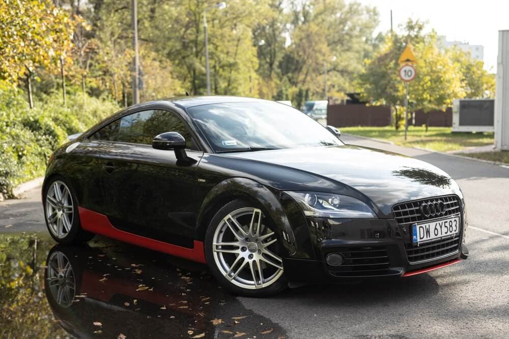 Audi TT negro con detalles inferiores en vinilo rojo