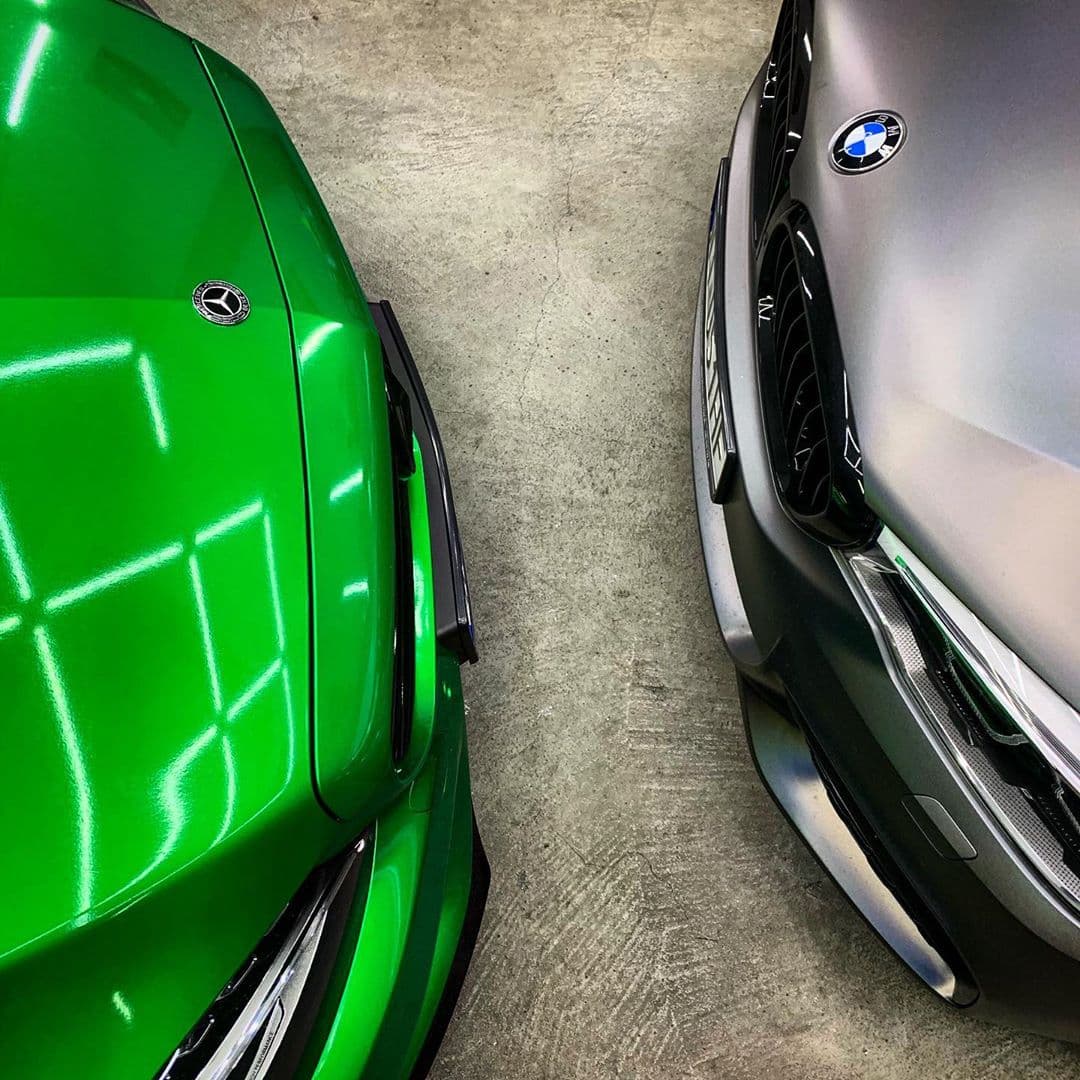 Detalle lateral del acabado camaleón aplicado al BMW M5