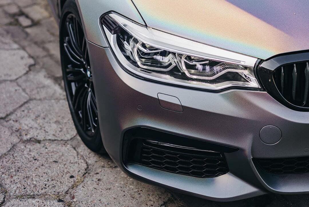 Frontal del BMW M5 vinilado con acabado camaleón satinado