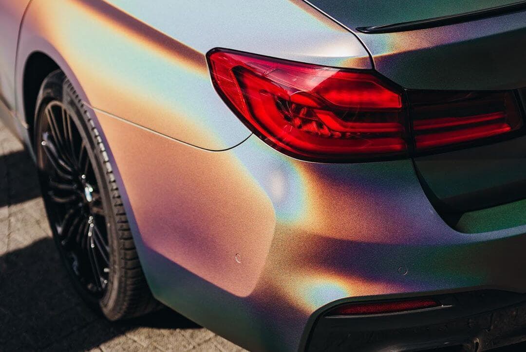 BMW M5 con vinilo camaleón fotografiado de perfil en Valencia