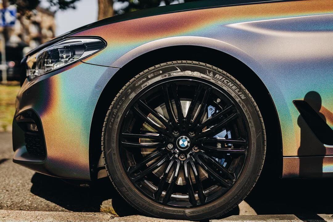 Aleta y rueda delantera del BMW M5 con vinilo multicolor