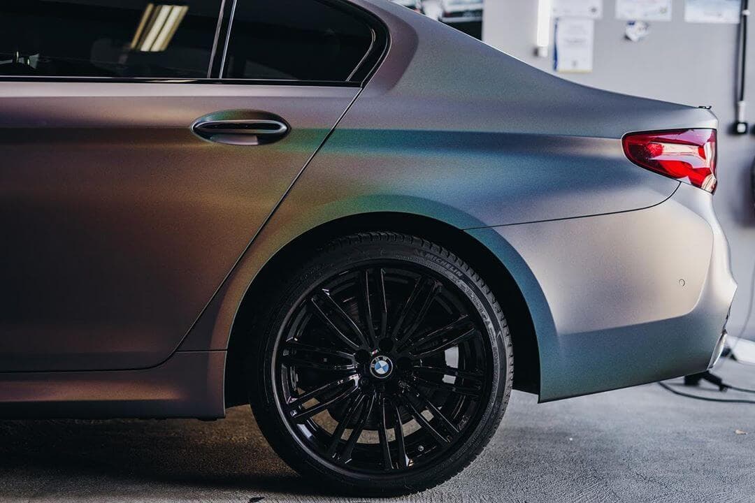 Parte trasera del BMW M5 con cambio de color camaleón