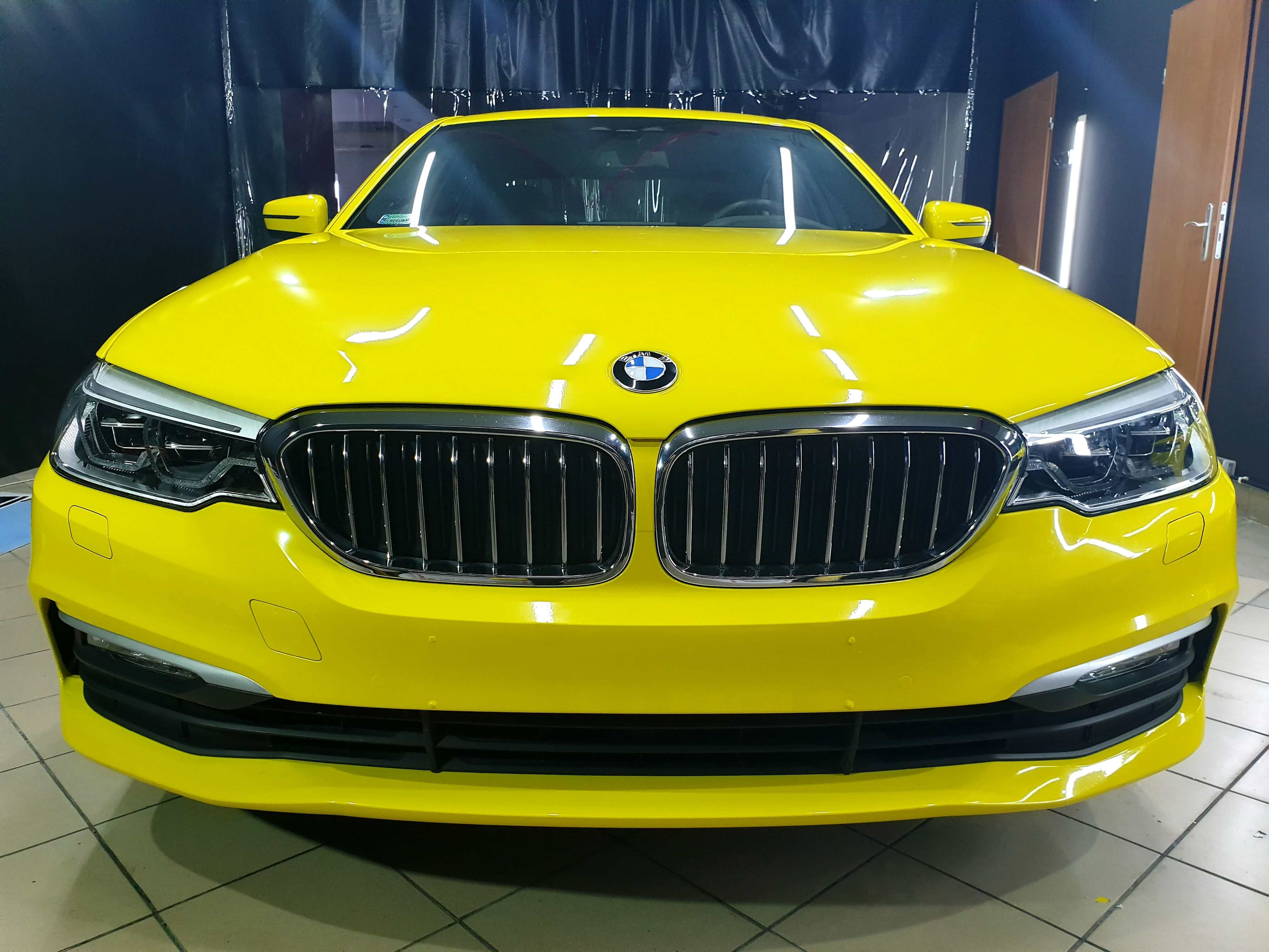 Frontal del BMW Serie 5 tras el vinilado publicitario integral