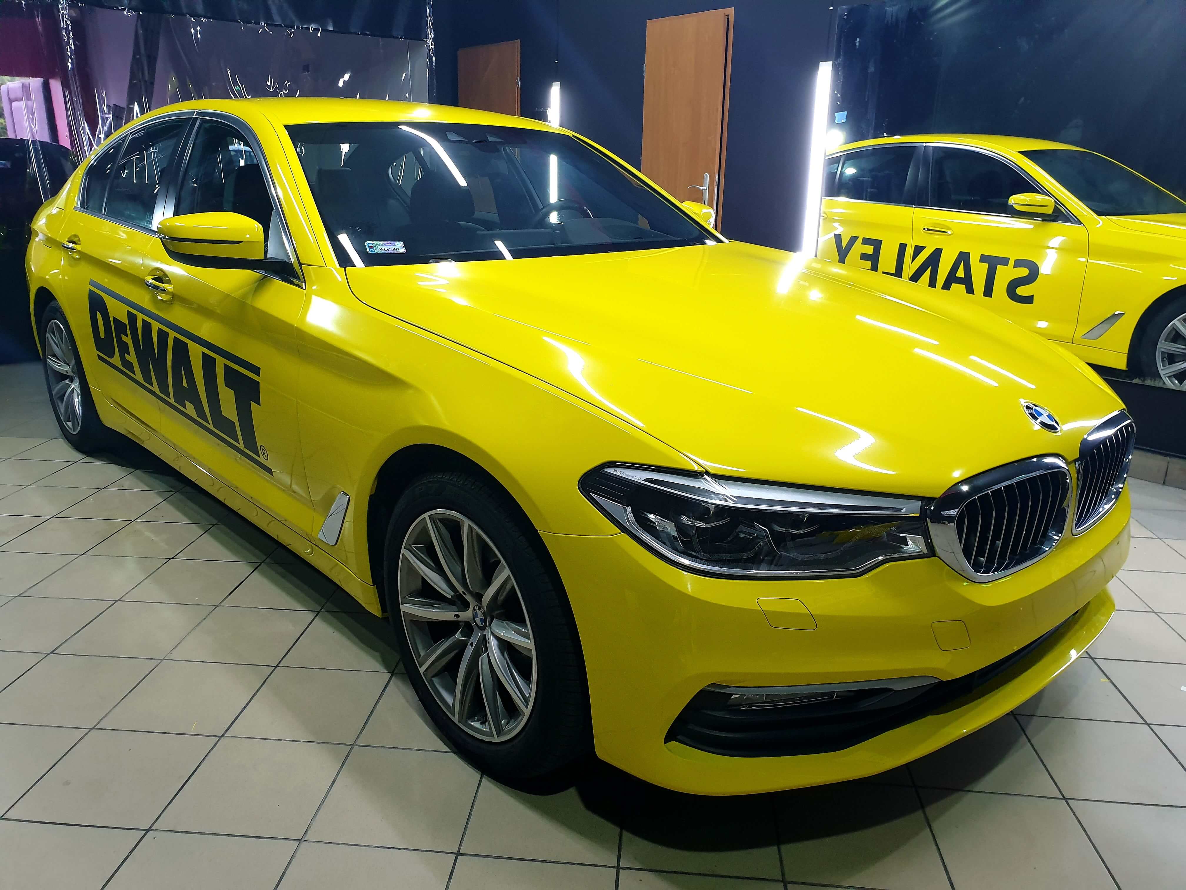 Vista delantera del BMW Serie 5 con rotulación comercial amarilla