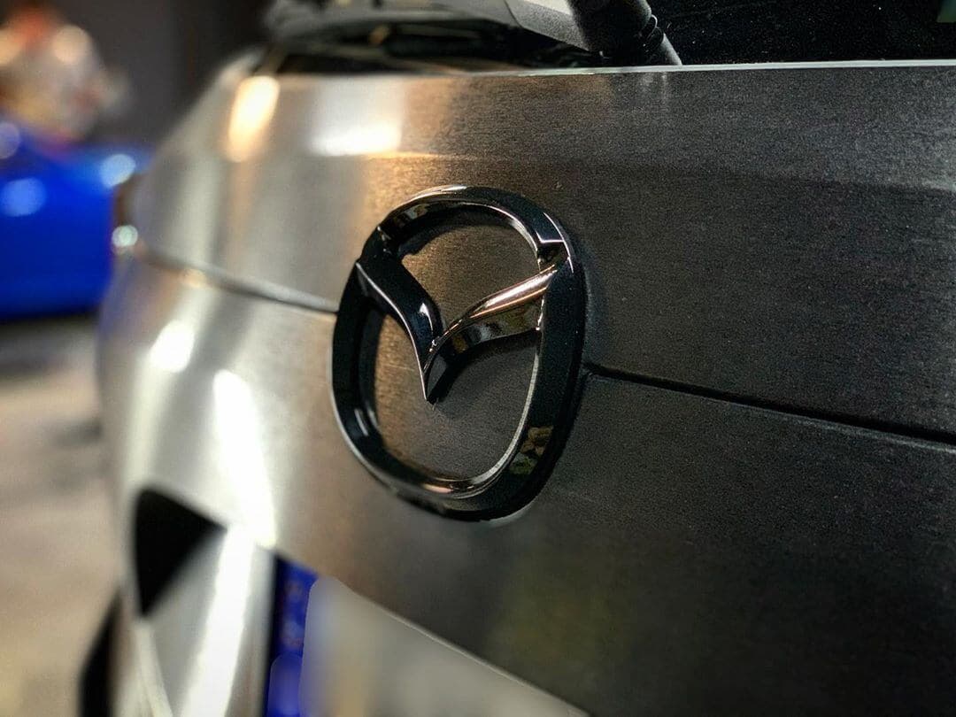 Emblema trasero del Mazda CX-5 sobre el acabado de vinilo metalizado