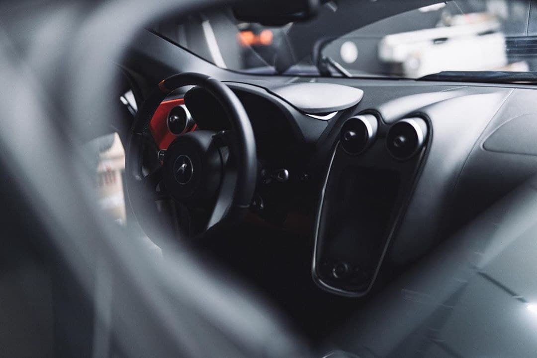 Llanta del McLaren 600LT con pinza de freno roja