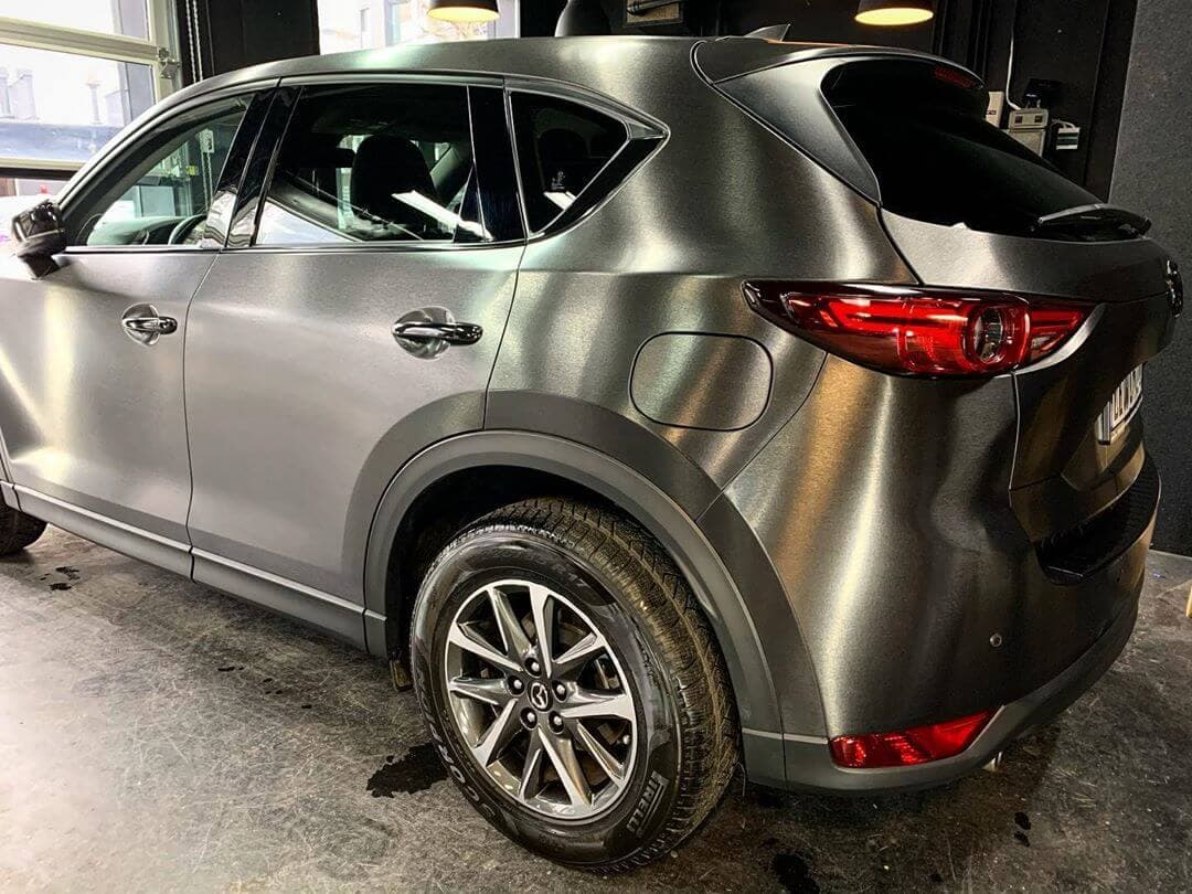 Vista trasera del Mazda CX-5 con acabado metalizado satinado