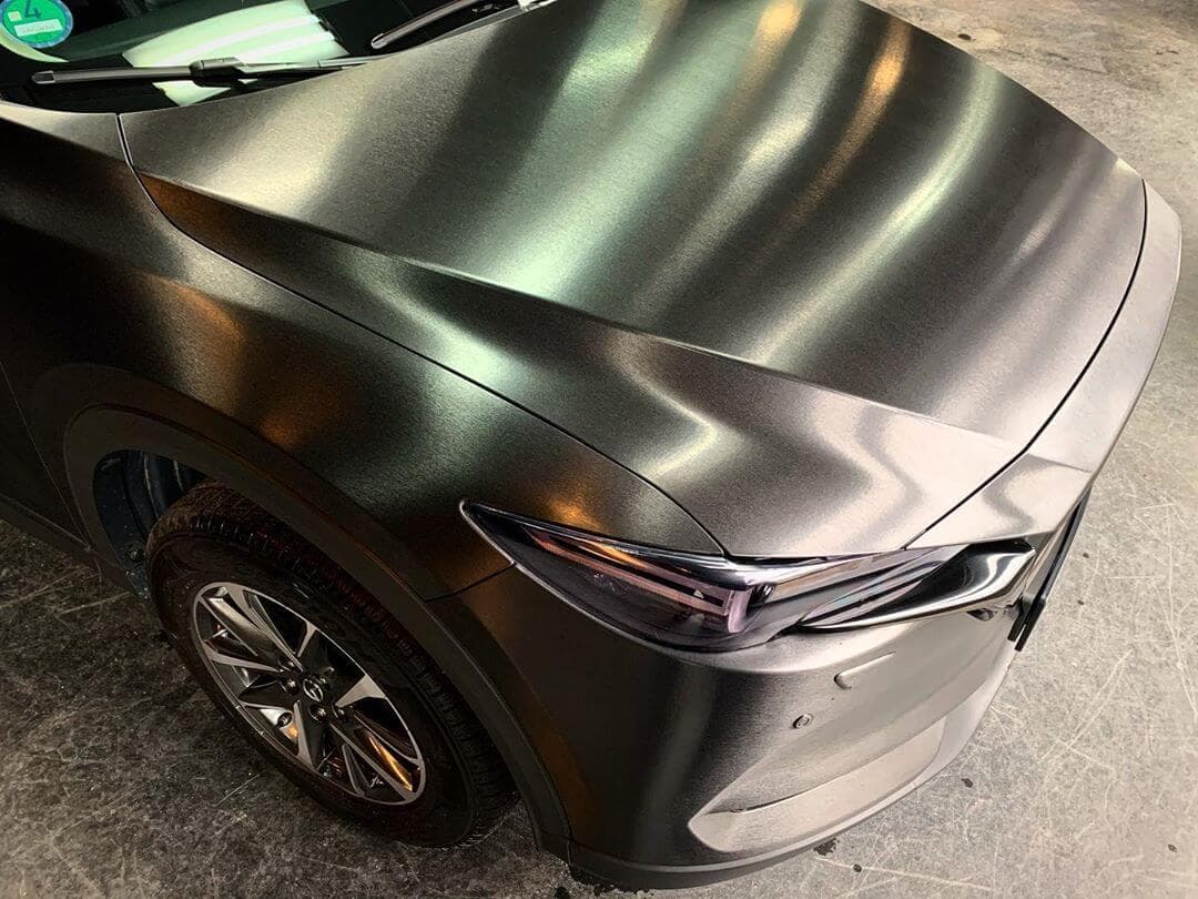 Capó y aleta del Mazda CX-5 cubiertos con vinilo gris metalizado