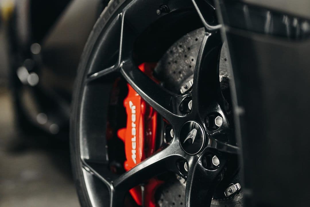 Interior del McLaren 600LT con detalle del volante y la consola
