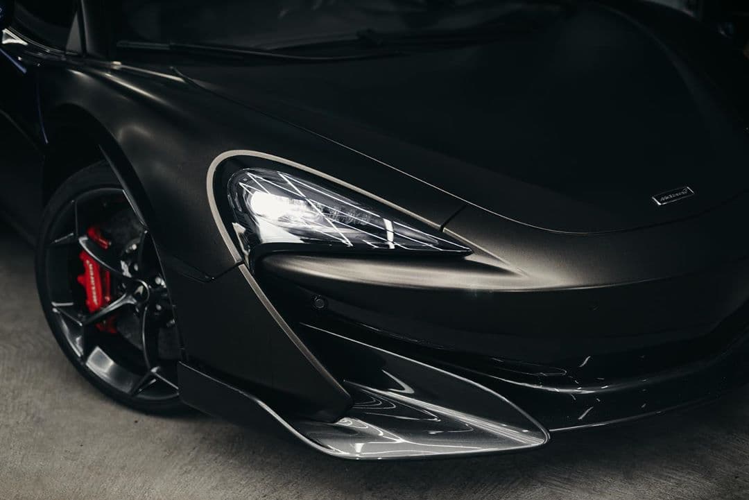 Frontal del McLaren 600LT con acabado negro satinado