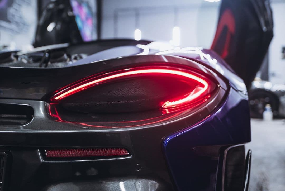Detalle del piloto trasero del McLaren 600LT vinilado en negro
