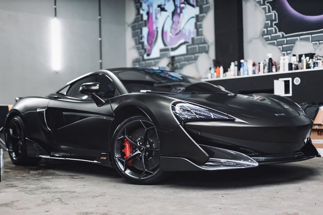 McLaren 600LT negro tras el vinilado integral realizado en XWrap Valencia