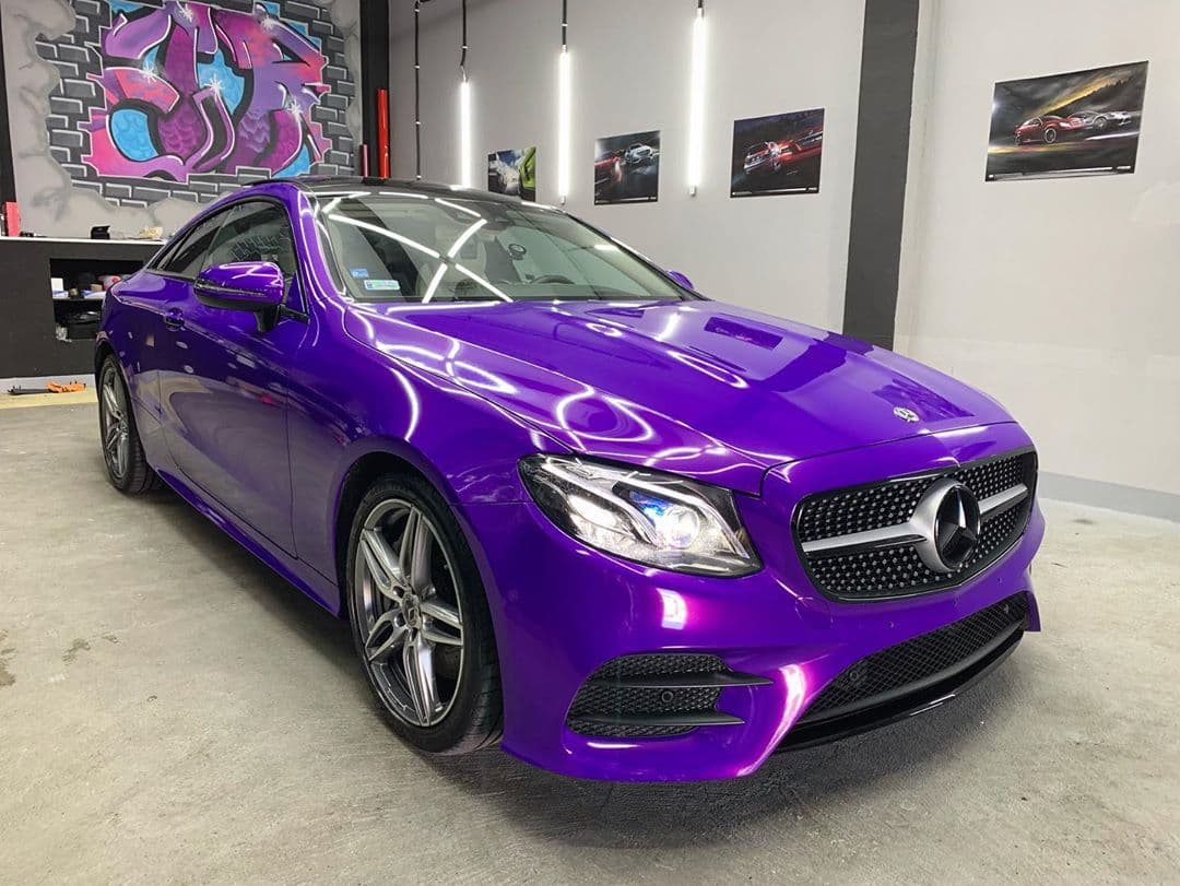 Mercedes Clase E Coupé con vinilo morado brillante en el taller XWrap