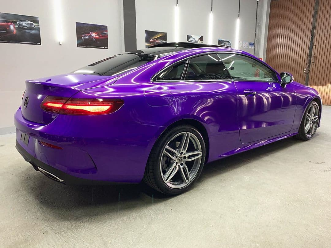 Perfil trasero del Mercedes Coupé con carrocería vinilada en morado
