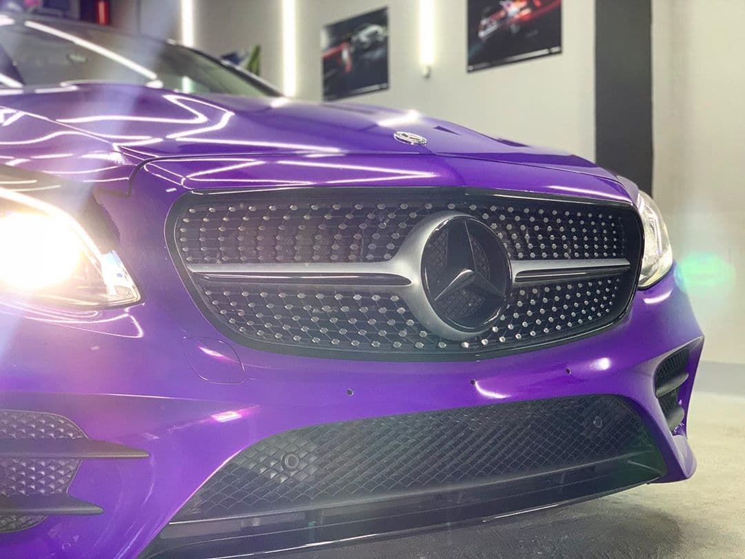 Parrilla del Mercedes Clase E con acabado de vinilo púrpura
