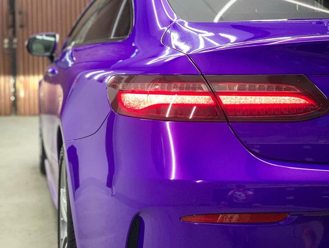 Piloto trasero y aleta del Mercedes Coupé vinilado en color morado