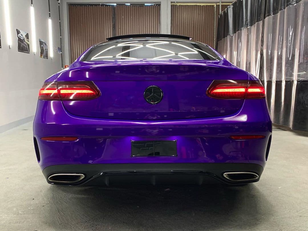 Vista trasera del Mercedes Clase E Coupé tras el cambio de color