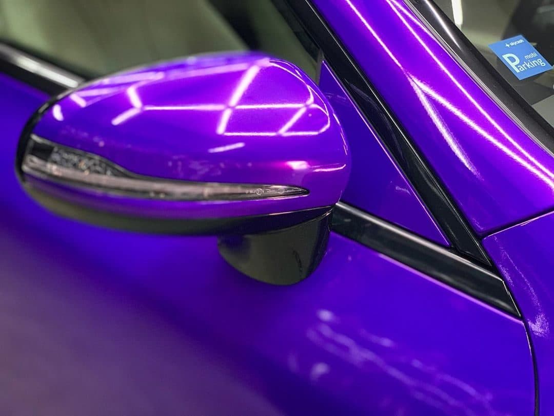 Retrovisor del Mercedes Coupé recubierto con vinilo morado brillante